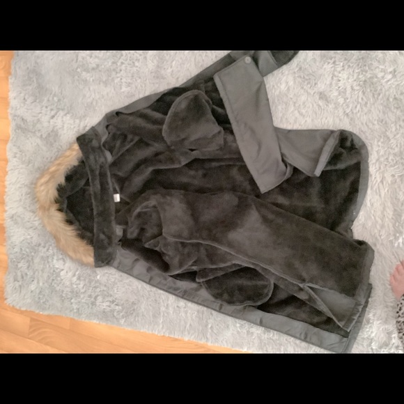 Size 3x New black fur lined with pockets very warm coat. - Picture 3 of 4